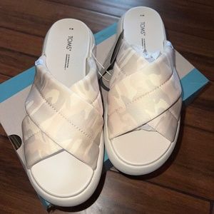TOMS Mallow Crossover Camo Women’s Size 9 Slides Sandals BRAND NEW - $54 Retail
